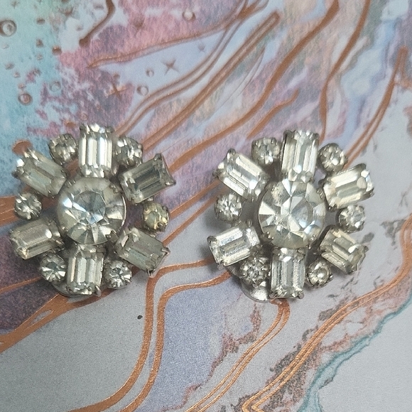Jewelry - Elegant Silver Vintage Crystal Earrings